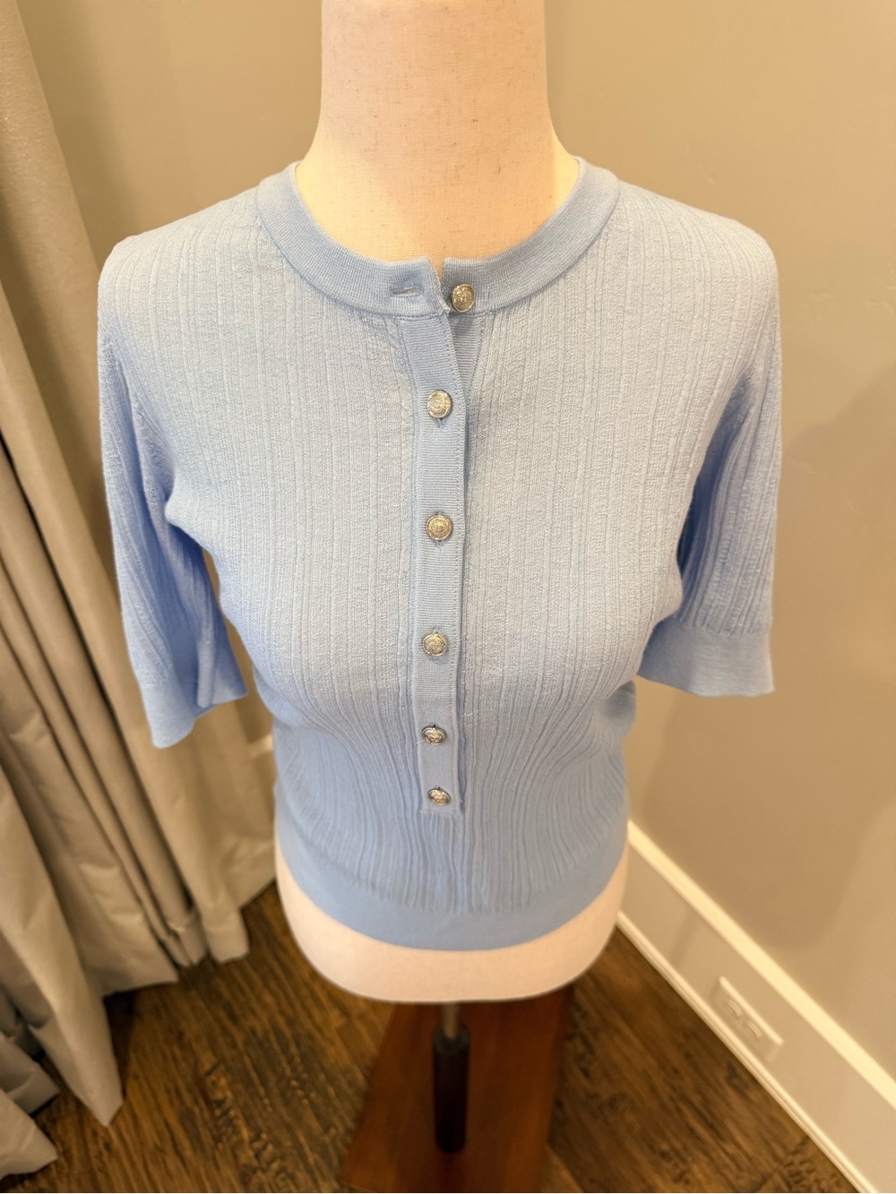 NWT Ann Taylor Light Blue Short-Sleeve Ribbed Button Front Women's Top! - Picture 2 of 5